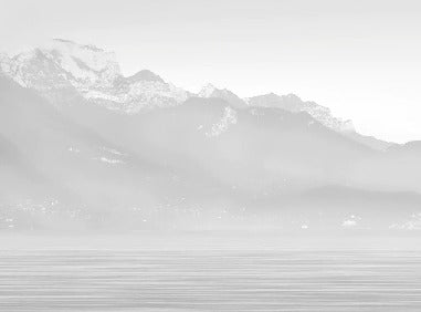 Papier peint Annecy et son lac paisible noir et blanc