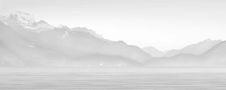 Papier peint Annecy et son lac paisible noir et blanc